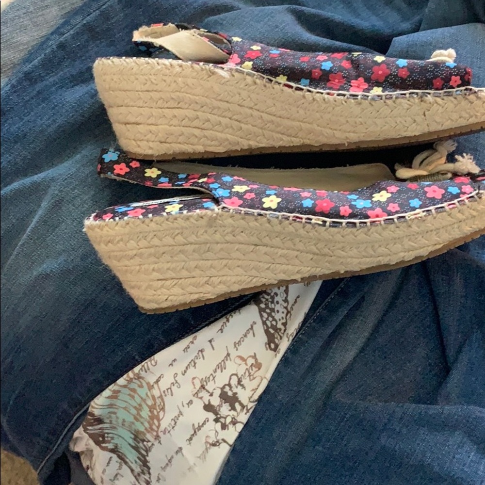 Sandals - Picture 2 of 3